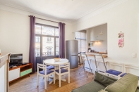 Others Centrally Located Bright 2 Room Apartment in Trendy st Gilles Self Check in