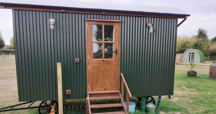 อื่นๆ Glamping in Wiltshire in our Luxury Shepherds Hut