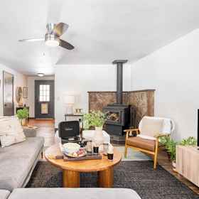 Interior 1 Quiet River Bend Cabin by Avantstay 35 Mins to Mt Bachelor 10 Mins to Town Centre Hot Tub!, Central Oregon Community College Hotels