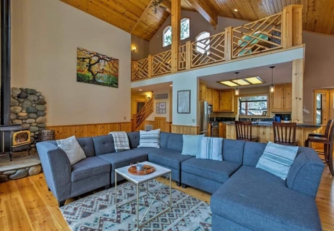 Khác Black Bear by Avantstay Spacious Viking Lodge in Tahoe Donner w/ Game Room & Hot Tub!