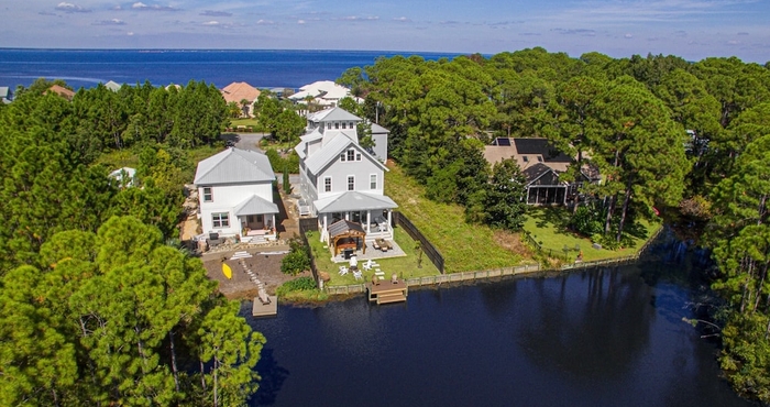 Lain-lain Edgewater by Avantstay Gorgeous Character Lakefront Home w/ Private Dock