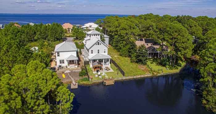 Others Edgewater by Avantstay Gorgeous Character Lakefront Home w/ Private Dock