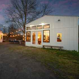 Bahagian dalam 1 Coppola by Avantstay Explore The Wineries Near This Gorgeous Healdsburg Home w/ Bar & Large Yard, โรงแรม & ที่พัก Chalk Hill Estate Vineyard