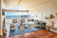 Lain-lain Parasol by Avantstay Hilltop Ocean View Escape w/ Large Patio & Shuffleboard