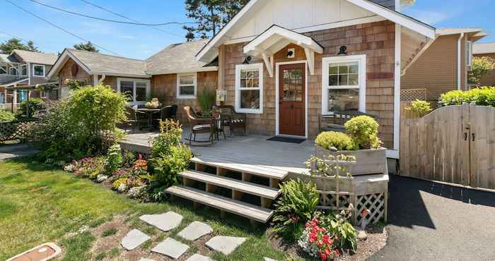 Others Red Door Cottage by Avantstay Cute Cottage w/ Ocean Views 1 Block From Beach!