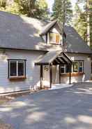 Imej utama Sweet Pine by Avantstay Cozy Character Cottage in Tahoma!