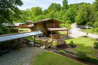 Others Carter Creek by Avantstay Secluded Yard w/ Creek + Suite