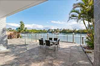 Others 4 Luxurious Waterfront Home