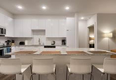 Others 3 S2bb Bright 2-br Midtown Apartment With Pool and Gym