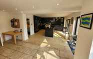 Others 2 Remarkable 7 Bedroom Family House in Farnborough