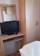 Phòng Captivating Three Bedroom Caravan tv in Each Room