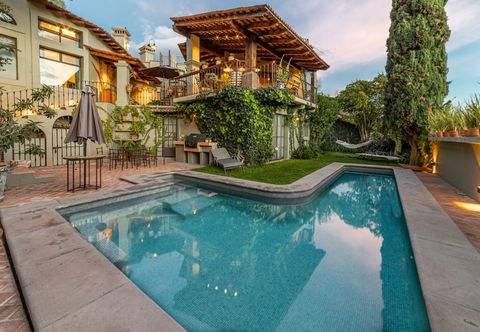 Others HOLT - Classic Chalet with Pool Overlooking Parroquia