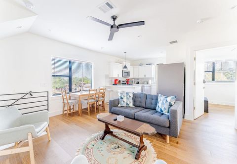 Others East Downtown 3BR Condo w Fast Wifi and Sleeps 8