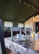 In-room dining Burryholmes Glamping Tent - Llangennith