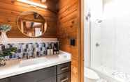 อื่นๆ 4 Port Hadlock Luxury Cabin Retreat Awaits You! 5 Bedroom Cabin by Redawning