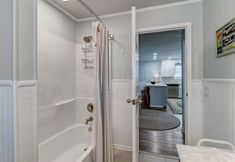 其他 6 343 N Fletcher Ave B-upstairs 3 Bedroom Home by Redawning