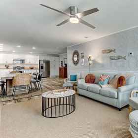 Primary image1343 N Fletcher Ave B-upstairs 3 Bedroom Home by Redawning,纳苏县飯店