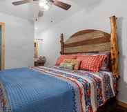 Others 6 Guadalupe Bluff Bunk House 5 Bedroom Home by Redawning