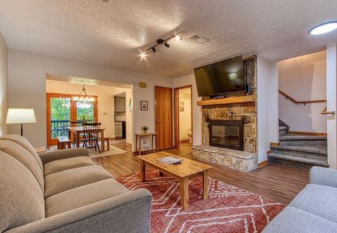 อื่นๆ Pinecrest Townhomes-1K-2Q Unit-Renovated