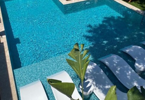 Lainnya Chloe Alacati