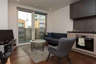 Others 4 Modern 1 Bedroom Apartment With Balcony in Surrey Quays