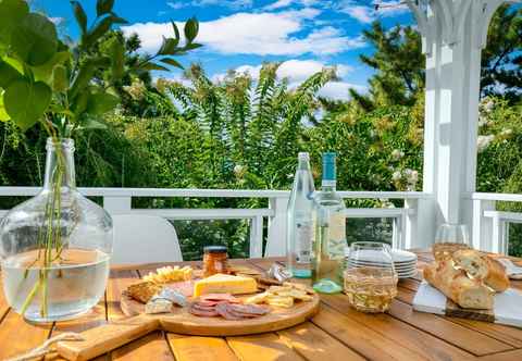 อื่นๆ Hemlock by Avantstay Minutes From Folly Beach w/ Multiple Patios