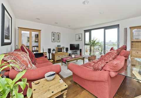 Others Superb Apartment With Terrace Near the River in Putney by Underthedoormat