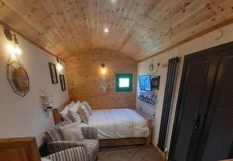 Lain-lain Luxury Shepherds Hut With Spa Hot Tub on Anglesey