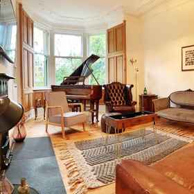 Room 1 Oakshaw Apartment - Elegant Rustic Apartment in City Centre, Intu Braehead Hotels