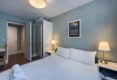 Others 2 Attractive Apartment With Private Patio in Fashionable Fulham by Underthedoormat