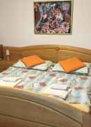 Bilik Lovely Room With Barbecue Terrace and Free Parking on Premises