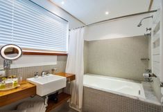 기타 3 L.A.H. Hostellerie