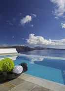 สระว่ายน้ำกลางแจ้ง Santorini Secret Suites & Spa