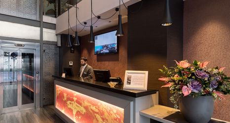 อื่นๆ 2 Catalonia Square