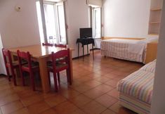 Others 3 Residence Pila