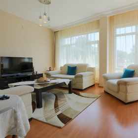 Primary image1烏斯庫達帶兩個客廳和陽台的公寓,Bulvar 216飯店