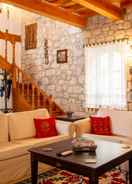 Room Stonehouse With Backyard and Fireplace in Alacati