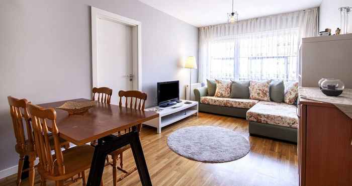 Others Sleek and Central Flat With Shared Pool in Sisli