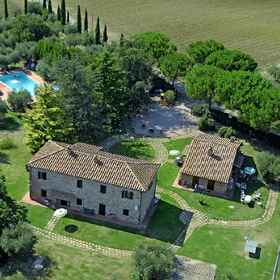 Room 1 Sunflower apt With Shared Pool Family fun, Bastia Umbra Apartments