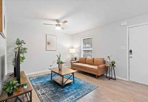 Lainnya Stylish 1BR Near UT Highland Evonify