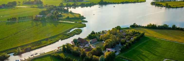 Others Swarm - 3 Waterlodges Naast Elkaar in Friesland