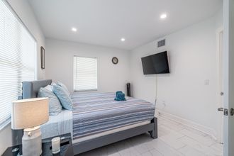 其他 4 Purple Pelican by Opus (Suite 1)