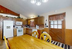 Lainnya 4 Mountaintop Hideaway 2 Bedroom Cabin by Redawning