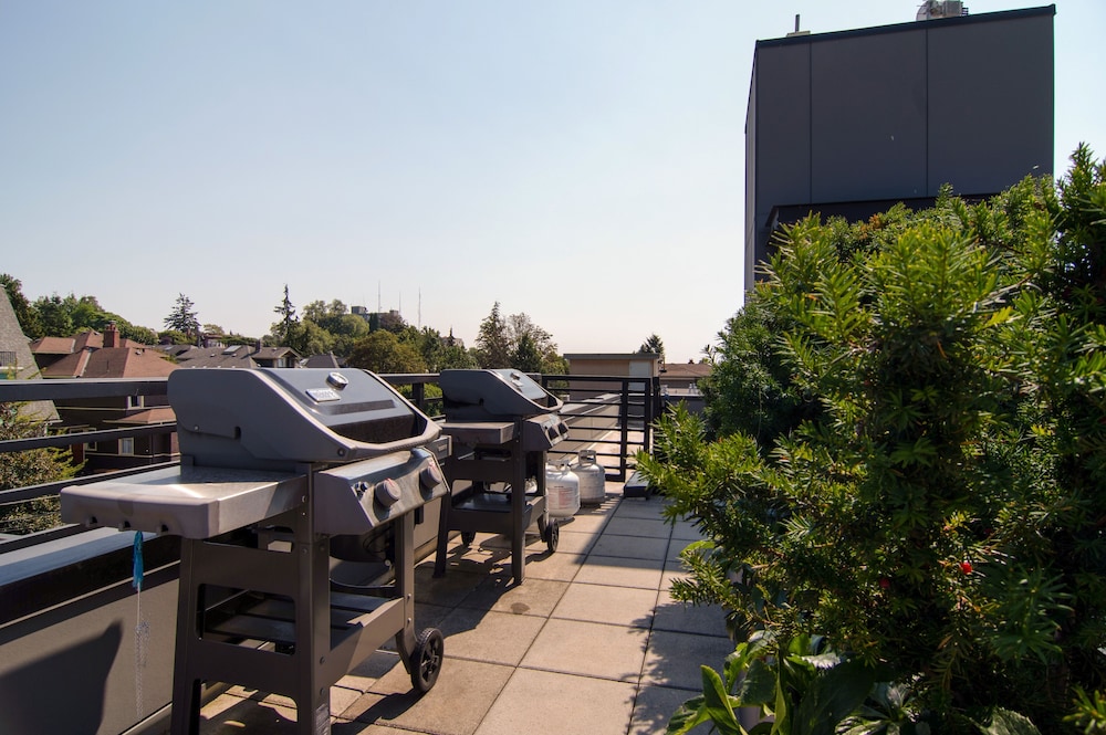 อื่นๆ Cozy & Bright Capitol Hill Condo W/ Rooftop Views! Condo by Redawning