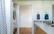 อื่นๆ 3 Cozy & Bright Capitol Hill Condo W/ Rooftop Views! Condo by Redawning