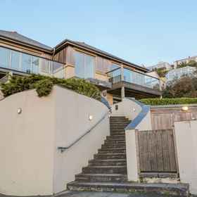 Primary image1A Stone's Throw 飯店,Deviock飯店