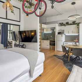 Room 1 Contemporary and fun styled studio loft, Takapuna Golf Course and Driving Range Hotels