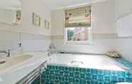 Others 4 Spacious Family House With Garden Near Battersea Park by Underthedoormat