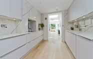 Others 3 Spacious Family House With Garden Near Battersea Park by Underthedoormat