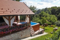 Lainnya Rustic Cottage With Heated Pool